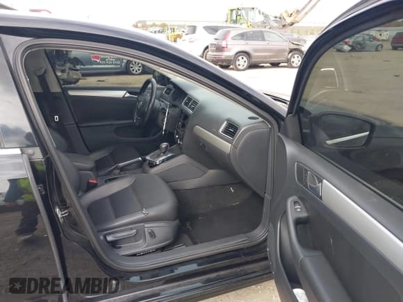 ✅ 2014 Volkswagen Jetta SE • VIN: 3VWD17AJ5EM289506 • Lot: 43461009. Listed on IAAI with 132,458 mi. Free auction sales archive from the USA and detailed vehicle history report at DreamBid. Image 5.