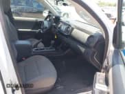 ✅ 2017 Toyota Tacoma SR • VIN: 5TFRX5GN2HX095861 • Lot: 42578337. Wystawiony na IAAI z przebiegiem 215 652 mil. Bezpłatny archiwum sprzedaży aukcyjnych z USA i szczegółowy raport historii pojazdu na DreamBid. Zdjęcie 5.