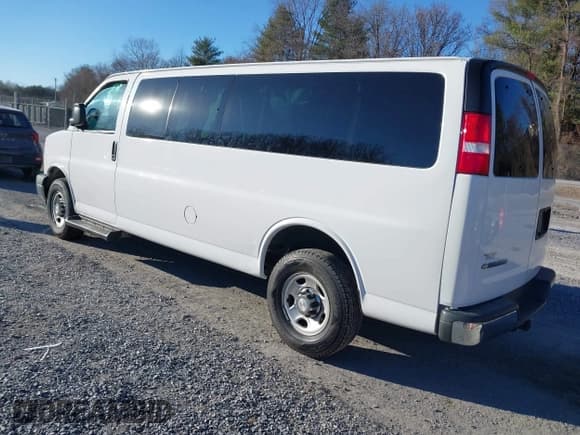 ✅ 2020 Chevrolet Express Passenger LT • VIN: 1GAZGPFG4L1209801 • Lot: 40992985. Listed on IAAI with 96,647 mi. Free auction sales archive from the USA and detailed vehicle history report at DreamBid. Image 3.