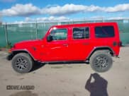 ✅ 2025 Jeep Wrangler Sahara • VIN: 1C4PJXEN5SW568740 • Lot: 43606846. Wystawiony na IAAI z przebiegiem 11 039 mil. Bezpłatny archiwum sprzedaży aukcyjnych z USA i szczegółowy raport historii pojazdu na DreamBid. Zdjęcie 14.