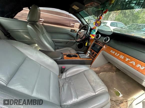 ✅ 2007 Ford Mustang Deluxe • VIN: 1ZVFT84N575262497 • Лот: 96198935. Опубликован ранее на Copart с пробегом 157 957 миль. Бесплатный доступ к архиву аукционных продаж из США и подробный отчёт об истории автомобиля на DreamBid. Изображение 5.