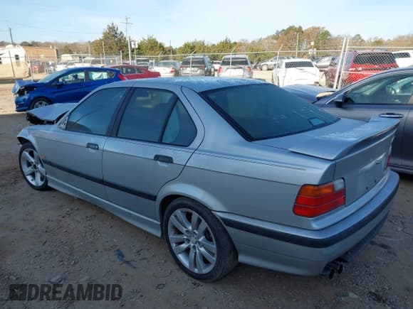 ✅ 1997 BMW 3 Series • VIN: WBSCD0327VEE12002 • Лот: 43750783. Опубликован ранее на IAAI с пробегом 195 082 миль. Бесплатный доступ к архиву аукционных продаж из США и подробный отчёт об истории автомобиля на DreamBid. Изображение 3.