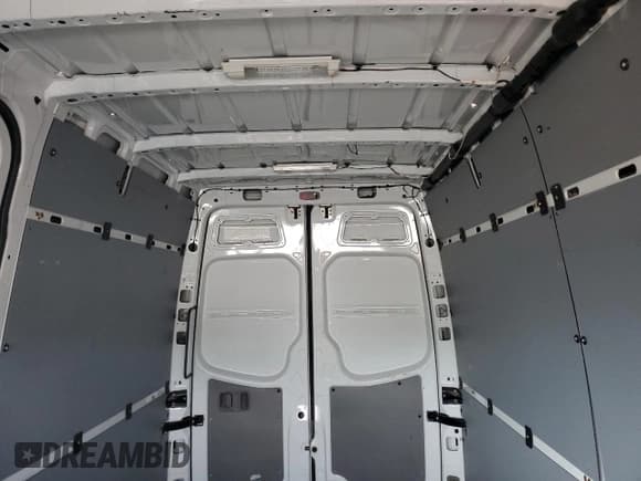 ✅ 2016 Mercedes-Benz Sprinter Cargo • VIN: WD3PE7DD4GP265277 • Lot: 86433995. Wystawiony na Copart z przebiegiem Nie podano. Bezpłatny archiwum sprzedaży aukcyjnych z USA i szczegółowy raport historii pojazdu na DreamBid. Zdjęcie 10.