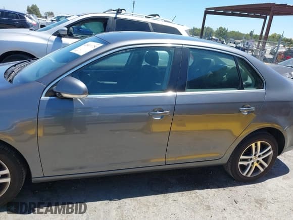 ✅ 2006 Volkswagen Jetta 2.5L • VIN: 3VWRG71K96M627407 • Лот: 42815875. Опубликован ранее на IAAI с пробегом 176 750 миль. Бесплатный доступ к архиву аукционных продаж из США и подробный отчёт об истории автомобиля на DreamBid. Изображение 14.