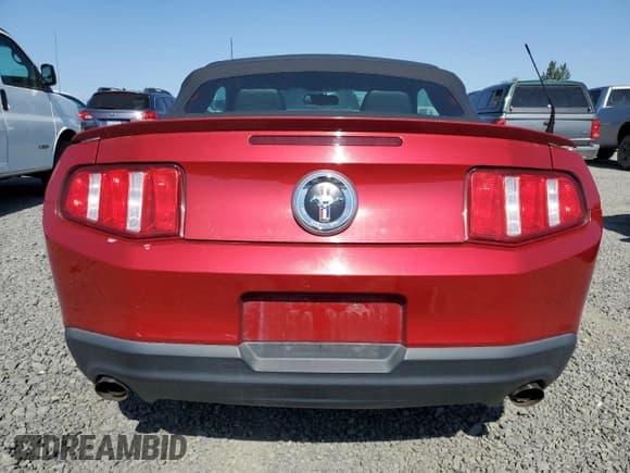 ✅ 2011 Ford Mustang V6 • VIN: 1ZVBP8EM6B5120550 • Lot: 70443985. Wystawiony na Copart z przebiegiem 71 120 mil. Bezpłatny archiwum sprzedaży aukcyjnych z USA i szczegółowy raport historii pojazdu na DreamBid. Zdjęcie 6.