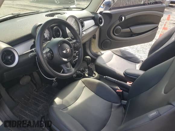 2013 MINI Hardtop с VIN WMWSU3C57DT681944, выставлен на аукционе Copart как лот 60126245 с пробегом 118 319 миль миль и Списание • Salvage title. История ставок и продаж доступна на DreamBid. Изображение 8.