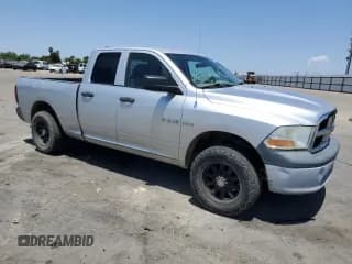 ✅ 2010 Dodge 1500 ST • VIN: 1D7RV1GT8AS110188 • Lot: 59577965. Wystawiony na Copart z przebiegiem 229 355 mil. Bezpłatny archiwum sprzedaży aukcyjnych z USA i szczegółowy raport historii pojazdu na DreamBid. Zdjęcie 4.