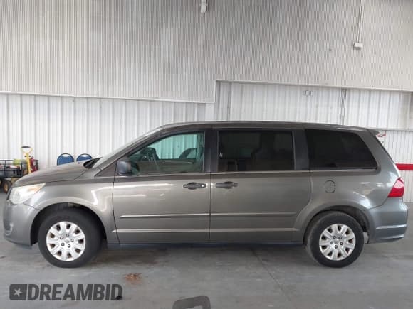✅ 2010 Volkswagen Routan S • VIN: 2V4RW4D11AR406513 • Lot: 43133387. Listed on IAAI with 95,856 mi. Free auction sales archive from the USA and detailed vehicle history report at DreamBid. Image 14.