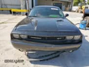 ✅ 2013 Dodge Challenger R/T Classic • VIN: 2C3CDYBT4DH685861 • Lot: 67073485. Wystawiony na Copart z przebiegiem 119 710 mil. Bezpłatny archiwum sprzedaży aukcyjnych z USA i szczegółowy raport historii pojazdu na DreamBid. Zdjęcie 5.