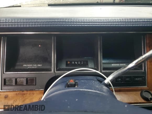 ✅ 1994 Lincoln Town Car Signature • VIN: 1LNLM82W9RY687636 • Lot: 43805135. Wystawiony na Copart z przebiegiem Nie podano. Bezpłatny archiwum sprzedaży aukcyjnych z USA i szczegółowy raport historii pojazdu na DreamBid. Zdjęcie 9.