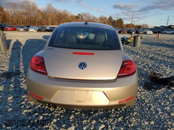 ✅ 2014 Volkswagen Beetle 1.8T • VIN: 3VWJ17AT0EM634798 • Lot: 92348755. Wystawiony na Copart z przebiegiem 95 806 mil. Bezpłatny archiwum sprzedaży aukcyjnych z USA i szczegółowy raport historii pojazdu na DreamBid. Zdjęcie 6.