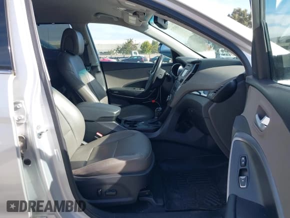 ✅ 2014 Hyundai Santa Fe • VIN: 5XYZU3LB7EG205102 • Lot: 43657537. Wystawiony na IAAI z przebiegiem 142 689 mil. Bezpłatny archiwum sprzedaży aukcyjnych z USA i szczegółowy raport historii pojazdu na DreamBid. Zdjęcie 5.