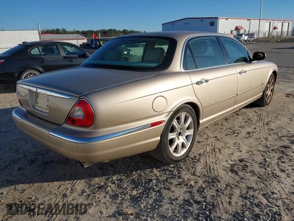 ✅ 2005 Jaguar XJ 8 LWB • VIN: SAJWA79C45SG46820 • Lot: 43825715. Wystawiony na IAAI z przebiegiem 176 203 mil. Bezpłatny archiwum sprzedaży aukcyjnych z USA i szczegółowy raport historii pojazdu na DreamBid. Zdjęcie 4.