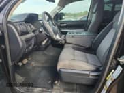 ✅ 2017 Toyota Tundra SR5 • VIN: 5TFEM5F19HX110166 • Lot: 89914345. Wystawiony na Copart z przebiegiem 191 859 mil. Bezpłatny archiwum sprzedaży aukcyjnych z USA i szczegółowy raport historii pojazdu na DreamBid. Zdjęcie 7.