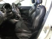 ✅ 2018 Jeep Compass Altitude • VIN: 3C4NJCBB3JT235497 • Lot: 43447415. Wystawiony na Copart z przebiegiem 80 107 mil. Bezpłatny archiwum sprzedaży aukcyjnych z USA i szczegółowy raport historii pojazdu na DreamBid. Zdjęcie 7.