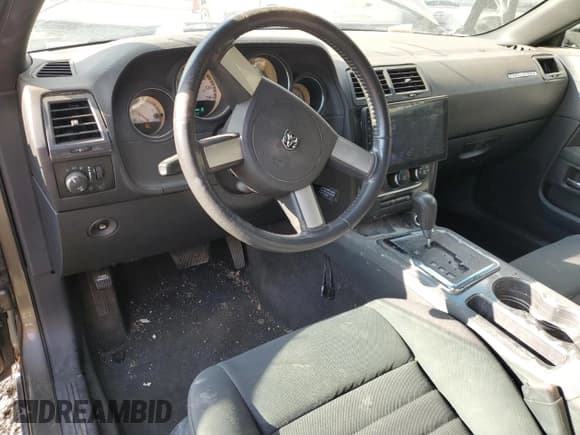 ✅ 2010 Dodge Challenger • VIN: 2B3CJ4DV2AH189918 • Lot: 50018385. Wystawiony na Copart z przebiegiem 190 322 mil. Bezpłatny archiwum sprzedaży aukcyjnych z USA i szczegółowy raport historii pojazdu na DreamBid. Zdjęcie 8.