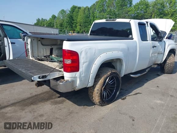 ✅ 2008 Chevrolet Silverado 2500HD 1LT • VIN: 1GCHK29618E211352 • Lot: 42259796. Wystawiony na IAAI z przebiegiem 391 261 mil. Bezpłatny archiwum sprzedaży aukcyjnych z USA i szczegółowy raport historii pojazdu na DreamBid. Zdjęcie 4.