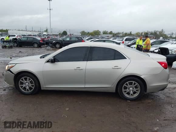 2014 Chevrolet Malibu LS z VIN 1G11A5SL5EF109895, wystawiony jako IAAI lot #43382636 z przebiegiem 164 185 mil mil oraz . Historia ofert i sprzedaży dostępna na DreamBid. Obrazek 14.