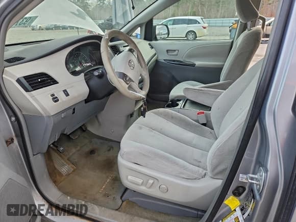 ✅ 2011 Toyota Sienna LE • VIN: 5TDKK3DC0BS142017 • Лот: 93746855. Опубликован ранее на Copart с пробегом 251 738 миль. Бесплатный доступ к архиву аукционных продаж из США и подробный отчёт об истории автомобиля на DreamBid. Изображение 7.