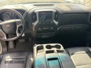 ✅ 2021 Chevrolet Silverado 2500HD LT • VIN: 1GC1YNEY6MF260186 • Lot: 85137715. Wystawiony na Copart z przebiegiem 91 649 mil. Bezpłatny archiwum sprzedaży aukcyjnych z USA i szczegółowy raport historii pojazdu na DreamBid. Zdjęcie 9.