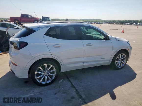 ✅ 2024 Buick Encore GX Avenir • VIN: KL4AMFSL9RB017071 • Lot: 52003565. Wystawiony na Copart z przebiegiem 8 013 mil. Bezpłatny archiwum sprzedaży aukcyjnych z USA i szczegółowy raport historii pojazdu na DreamBid. Zdjęcie 3.
