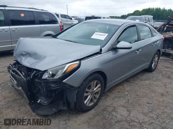 2016 Hyundai Sonata 2.4L z VIN 5NPE24AF7GH385936, wystawiony jako IAAI lot #42440665 z przebiegiem 121 555 mil mil oraz . Historia ofert i sprzedaży dostępna na DreamBid. Obrazek 2.