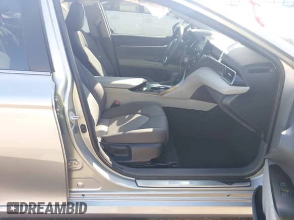 2023 Toyota Camry LE z VIN 4T1C11AK4PU147534, wystawiony jako IAAI lot #43337127 z przebiegiem 11 969 mil mil oraz . Historia ofert i sprzedaży dostępna na DreamBid. Obrazek 5.