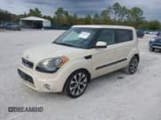 ✅ 2013 Kia Soul + • VIN: KNDJT2A6XD7553147 • Lot: 41505780. Wystawiony na IAAI z przebiegiem 73 124 mil. Bezpłatny archiwum sprzedaży aukcyjnych z USA i szczegółowy raport historii pojazdu na DreamBid. Zdjęcie 2.