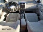 ✅ 2010 Toyota Corolla • VIN: 2T1BU4EE1AC363990 • Lot: 52001595. Wystawiony na Copart z przebiegiem 244 000 mil. Bezpłatny archiwum sprzedaży aukcyjnych z USA i szczegółowy raport historii pojazdu na DreamBid. Zdjęcie 8.