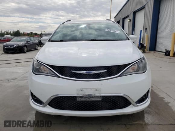 ✅ 2018 Chrysler Pacifica Touring L Plus • VIN: 2C4RC1EG4JR172565 • Лот: 80069545. Опубликован ранее на Copart с пробегом 83 667 миль. Бесплатный доступ к архиву аукционных продаж из США и подробный отчёт об истории автомобиля на DreamBid. Изображение 5.