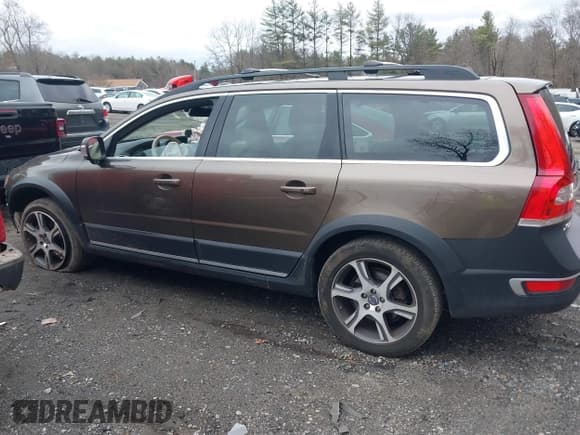 ✅ 2015 Volvo XC70 T6 Platinum • VIN: YV4902ND6F1192071 • Lot: 41848036. Listed on IAAI with 105,477 mi. Free auction sales archive from the USA and detailed vehicle history report at DreamBid. Image 15.