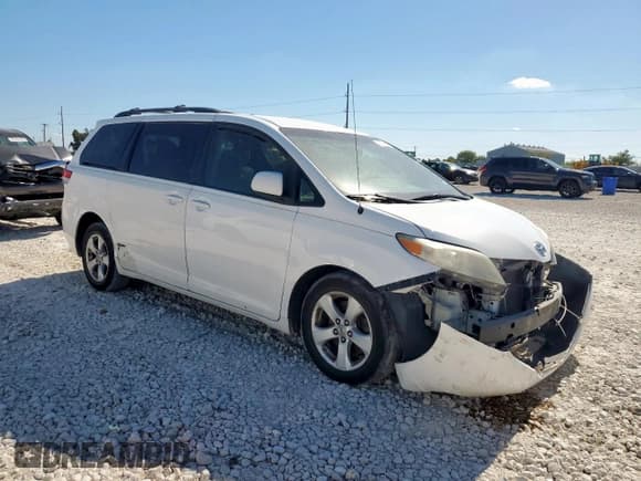 ✅ 2012 Toyota Sienna LE • VIN: 5TDKK3DC1CS221360 • Lot: 91838065. Wystawiony na Copart z przebiegiem 371 474 mil. Bezpłatny archiwum sprzedaży aukcyjnych z USA i szczegółowy raport historii pojazdu na DreamBid. Zdjęcie 4.