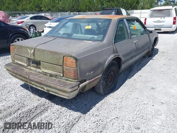 ✅ 1988 Oldsmobile Delta • VIN: 1G3HN14C7JW410839 • Lot: 42691147. Listed on IAAI with 124,911 mi. Free auction sales archive from the USA and detailed vehicle history report at DreamBid. Image 4.