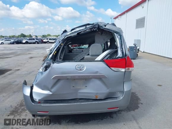 ✅ 2011 Toyota Sienna LE • VIN: 5TDKK3DC1BS138106 • Lot: 43308460. Listed on IAAI with 141,832 mi. Free auction sales archive from the USA and detailed vehicle history report at DreamBid. Image 17.