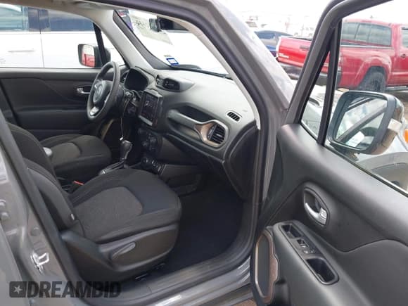 ✅ 2023 Jeep Renegade Latitude • VIN: ZACNJDB12PPP44149 • Lot: 42527332. Wystawiony na IAAI z przebiegiem 23 557 mil. Bezpłatny archiwum sprzedaży aukcyjnych z USA i szczegółowy raport historii pojazdu na DreamBid. Zdjęcie 5.