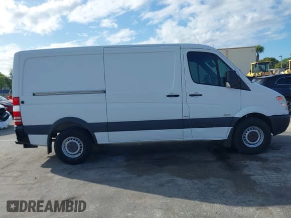 ✅ 2013 Mercedes-Benz Sprinter Cargo • VIN: WD3PE7CC3D5751000 • Lot: 41668669. Wystawiony na IAAI z przebiegiem 97 282 mil. Bezpłatny archiwum sprzedaży aukcyjnych z USA i szczegółowy raport historii pojazdu na DreamBid. Zdjęcie 13.