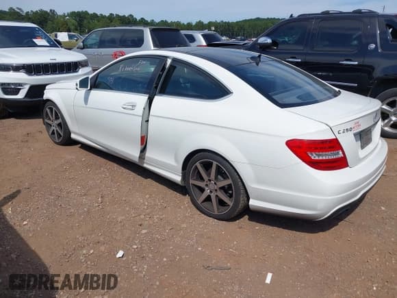 ✅ 2015 Mercedes-Benz C 250 • VIN: WDDGJ4HB0FG363591 • Lot: 43072188. Wystawiony na IAAI z przebiegiem 113 831 mil. Bezpłatny archiwum sprzedaży aukcyjnych z USA i szczegółowy raport historii pojazdu na DreamBid. Zdjęcie 3.