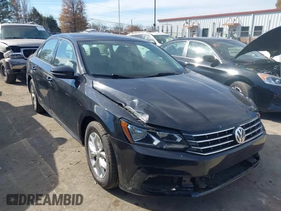 ✅ 2018 Volkswagen Passat S • VIN: 1VWAA7A30JC014982 • Lot: 43700057. Wystawiony na IAAI z przebiegiem 293 686 mil. Bezpłatny archiwum sprzedaży aukcyjnych z USA i szczegółowy raport historii pojazdu na DreamBid. Zdjęcie 1.