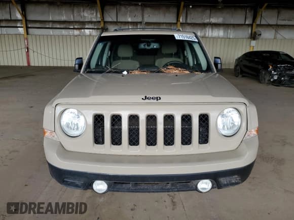 ✅ 2016 Jeep Patriot Latitude • VIN: 1C4NJPFB1GD800779 • Lot: 71516425. Wystawiony na Copart z przebiegiem 123 950 mil. Bezpłatny archiwum sprzedaży aukcyjnych z USA i szczegółowy raport historii pojazdu na DreamBid. Zdjęcie 5.