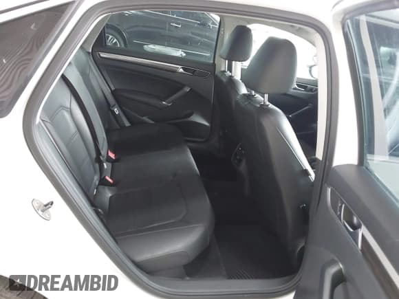 ✅ 2016 Volkswagen Passat SE • VIN: 1VWBS7A33GC040938 • Lot: 43887513. Wystawiony na IAAI z przebiegiem 167 884 mil. Bezpłatny archiwum sprzedaży aukcyjnych z USA i szczegółowy raport historii pojazdu na DreamBid. Zdjęcie 8.