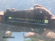 ✅ 2023 Toyota Highlander L • VIN: 5TDKDRAH9PS002343 • Lot: 41607915. Wystawiony na IAAI z przebiegiem 105 237 mil. Bezpłatny archiwum sprzedaży aukcyjnych z USA i szczegółowy raport historii pojazdu na DreamBid. Zdjęcie 9.