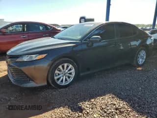 ✅ 2019 Toyota Camry LE • VIN: 4T1B11HK7KU695666 • Лот: 85936455. Опубликован ранее на Copart с пробегом 198 618 миль. Бесплатный доступ к архиву аукционных продаж из США и подробный отчёт об истории автомобиля на DreamBid. Изображение 1.