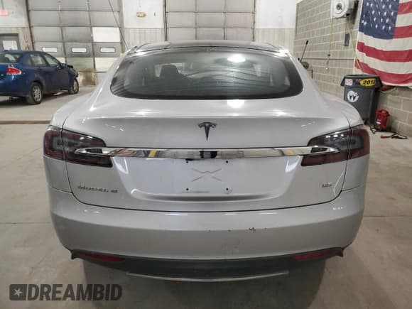 ✅ 2013 Tesla Model S • VIN: 5YJSA1CN6DFP18159 • Lot: 90867755. Wystawiony na Copart z przebiegiem 128 304 mil. Bezpłatny archiwum sprzedaży aukcyjnych z USA i szczegółowy raport historii pojazdu na DreamBid. Zdjęcie 6.