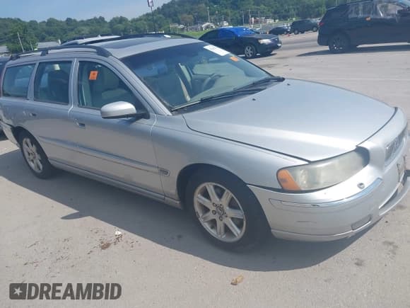 ✅ 2005 Volvo V70 • VIN: YV1SW592852492873 • Lot: 42854721. Listed on IAAI with 117,294 mi. Free auction sales archive from the USA and detailed vehicle history report at DreamBid. Image 1.