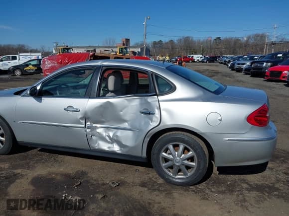 ✅ 2009 Buick LaCrosse CX • VIN: 2G4WC582091148814 • Lot: 41595101. Listed on IAAI with 135,845 mi. Free auction sales archive from the USA and detailed vehicle history report at DreamBid. Image 17.