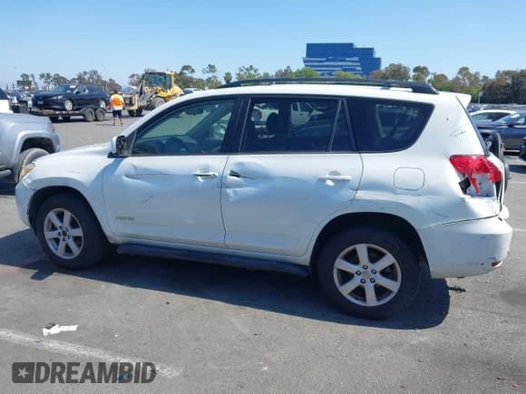 ✅ 2007 Toyota RAV4 Limited • VIN: JTMZK31V075013891 • Lot: 42498989. Wystawiony na IAAI z przebiegiem 151 348 mil. Bezpłatny archiwum sprzedaży aukcyjnych z USA i szczegółowy raport historii pojazdu na DreamBid. Zdjęcie 14.