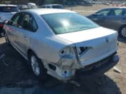 ✅ 2018 Volkswagen Passat S • VIN: 1VWAA7A36JC011598 • Lot: 43285882. Wystawiony na IAAI z przebiegiem 102 770 mil. Bezpłatny archiwum sprzedaży aukcyjnych z USA i szczegółowy raport historii pojazdu na DreamBid. Zdjęcie 6.