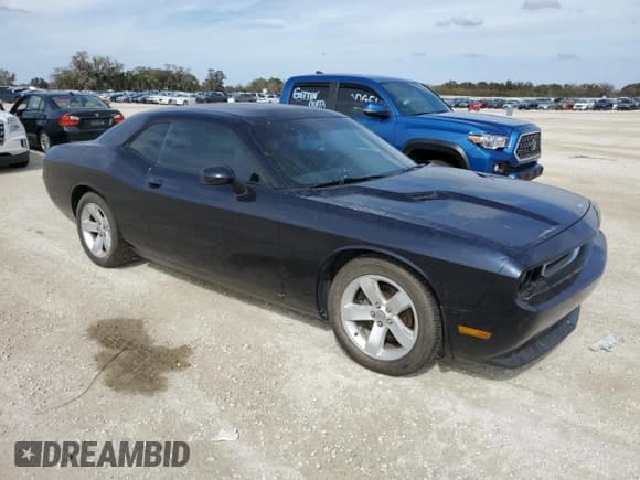 ✅ 2012 Dodge Challenger SXT • VIN: 2C3CDYAG1CH131048 • Lot: 77960354. Wystawiony na Copart z przebiegiem Nie podano. Bezpłatny archiwum sprzedaży aukcyjnych z USA i szczegółowy raport historii pojazdu na DreamBid. Zdjęcie 4.