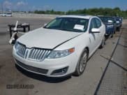 ✅ 2011 Lincoln MKS • VIN: 1LNHL9DR8BG611276 • Lot: 43240223. Wystawiony na IAAI z przebiegiem 129 965 mil. Bezpłatny archiwum sprzedaży aukcyjnych z USA i szczegółowy raport historii pojazdu na DreamBid. Zdjęcie 2.