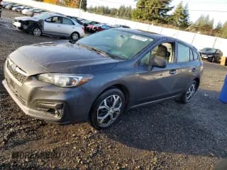✅ 2018 Subaru Impreza • VIN: 4S3GTAA61J3720471 • Lot: 90555895. Wystawiony na Copart z przebiegiem 84 560 mil. Bezpłatny archiwum sprzedaży aukcyjnych z USA i szczegółowy raport historii pojazdu na DreamBid. Zdjęcie 1.